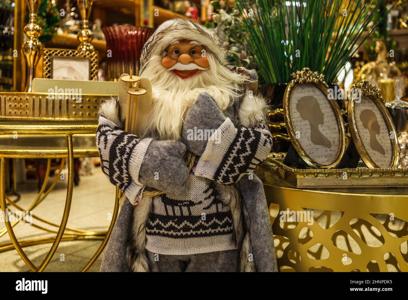 bambola vintage di Babbo Natale con decorazioni e regali Foto Stock