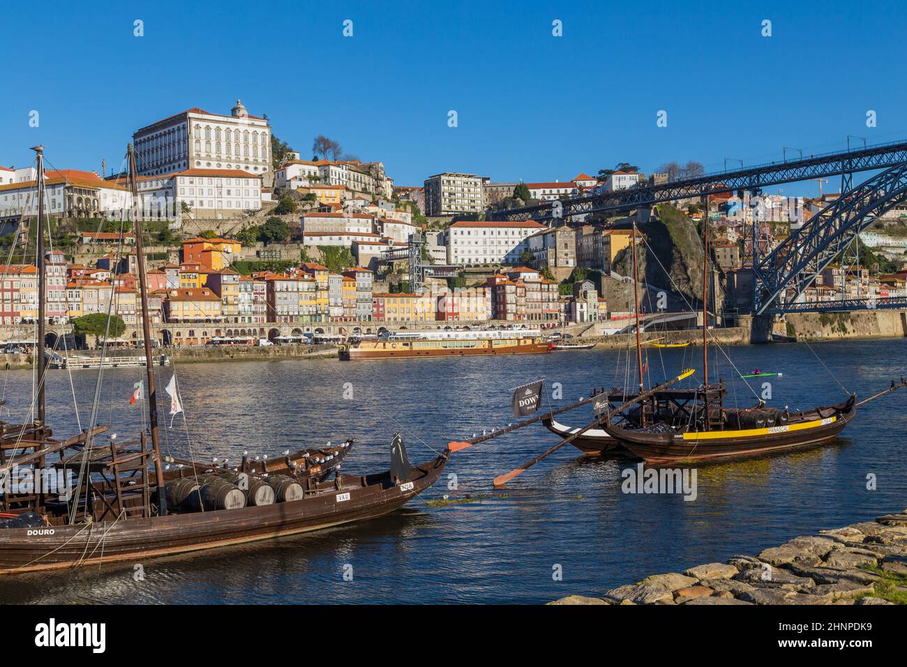 Barche con vino porto a Porto Foto Stock
