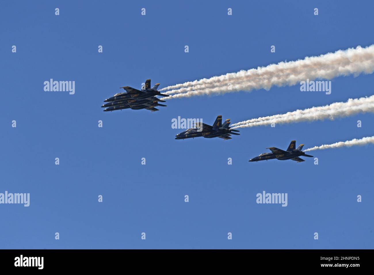 U S Navy Blue Angels Delta formazione parte spazio aereo su Point Loma a seguito di un volo di USS Carl Vinson (CVN 70) Foto Stock