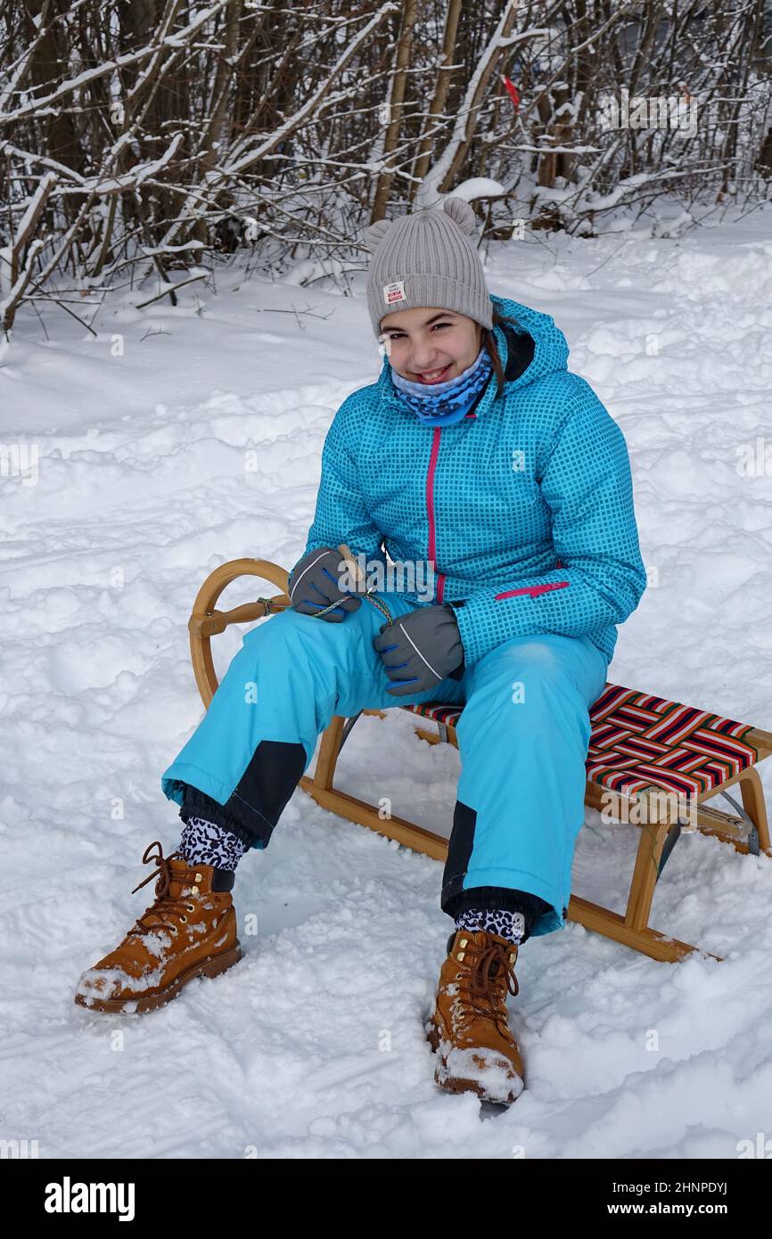 Baviera, alta Baviera, 10 anni ragazza, sorriso, slitte, Landkreis Monaco Foto Stock