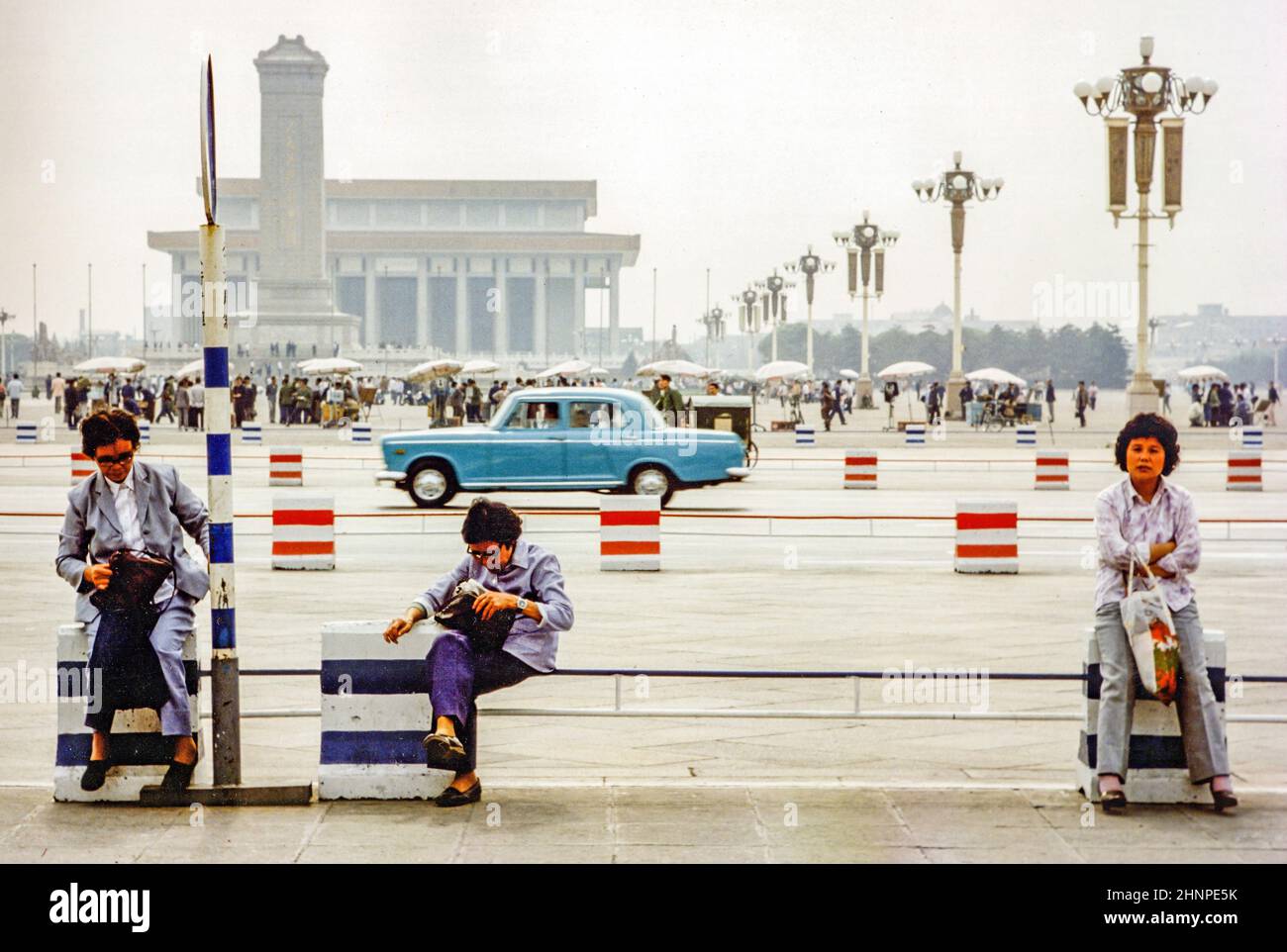 Le donne siedono al posto di Tiananmen in cina con traffico molto basso Foto Stock