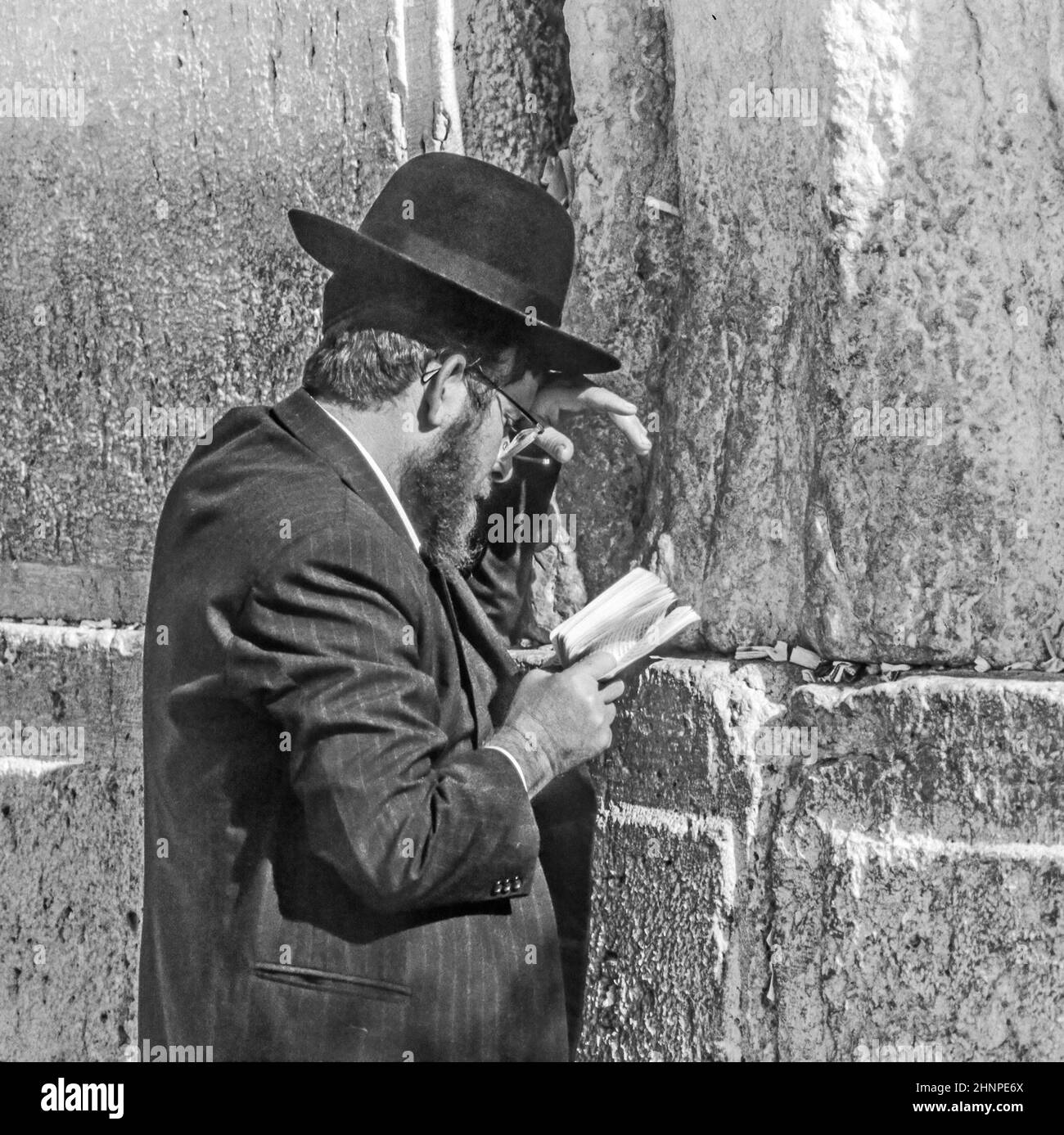 L'uomo ebraico ortodosso prega al Muro Occidentale Foto Stock