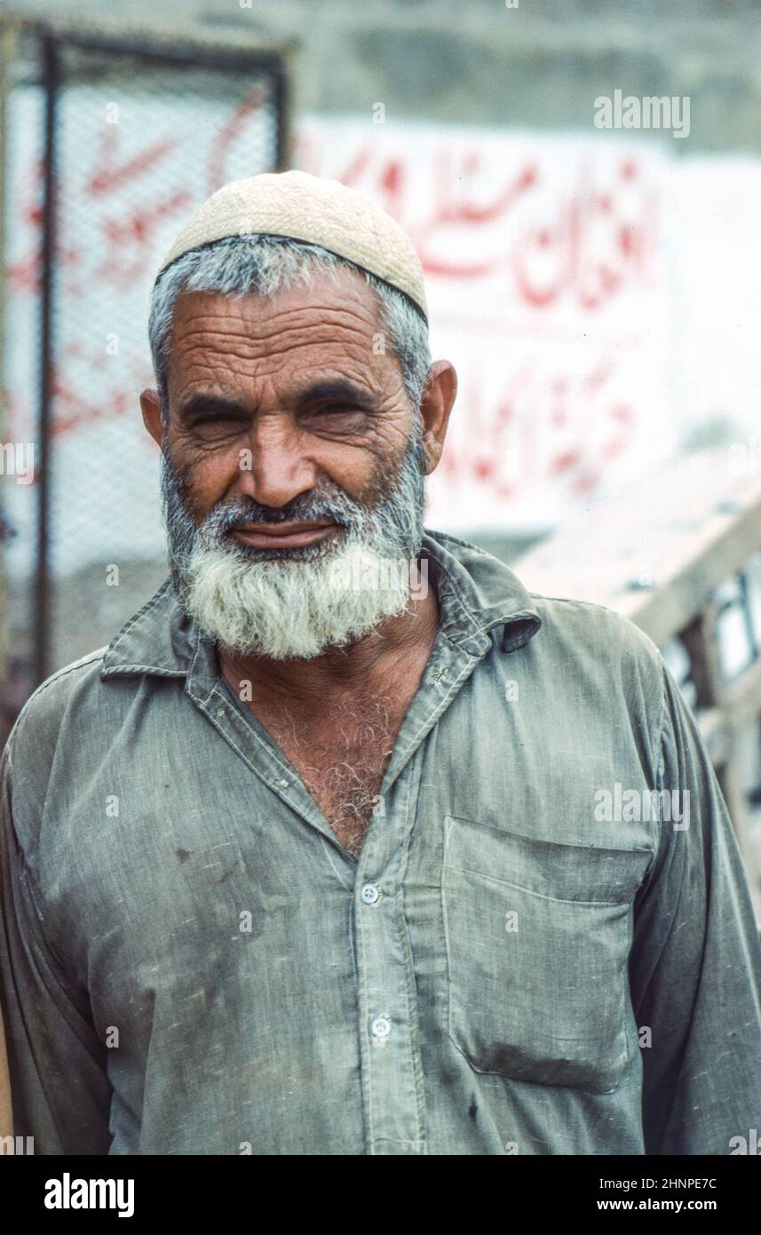 ritratto di vecchio pakistano con barba bianca Foto Stock