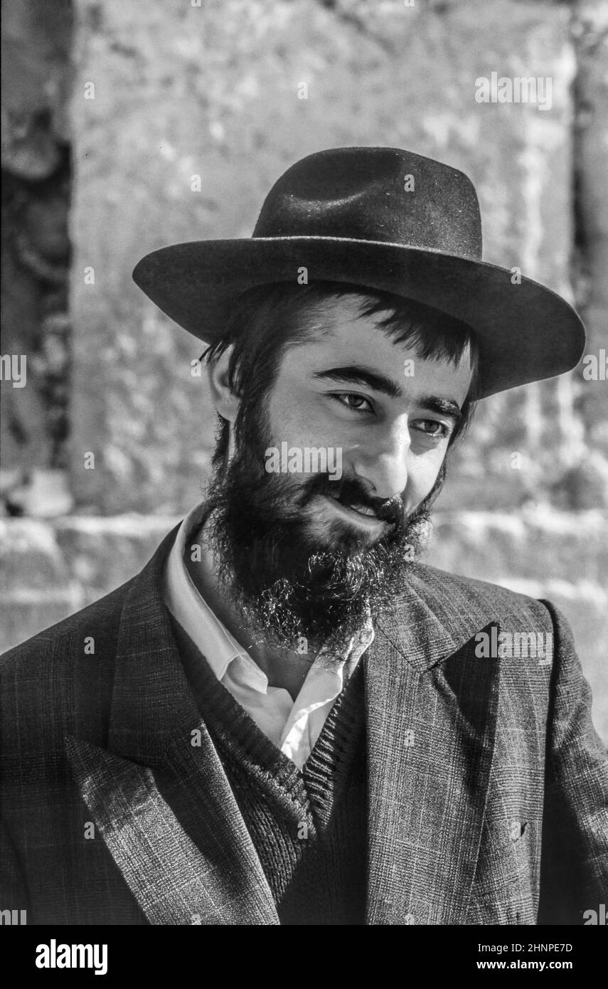 L'uomo ebraico ortodosso prega al Muro Occidentale Foto Stock
