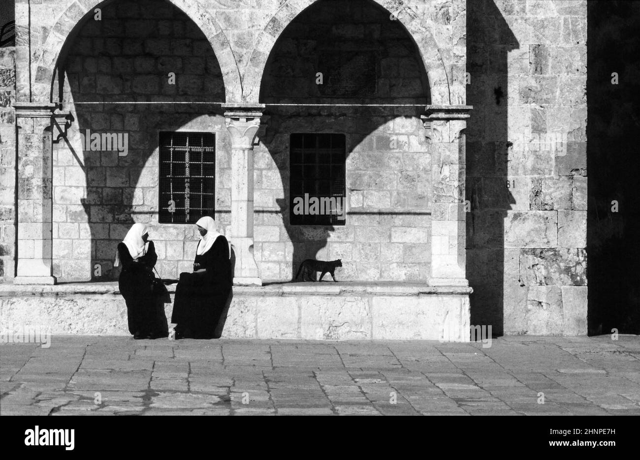 le donne arabe siedono alle mura del tempio Foto Stock