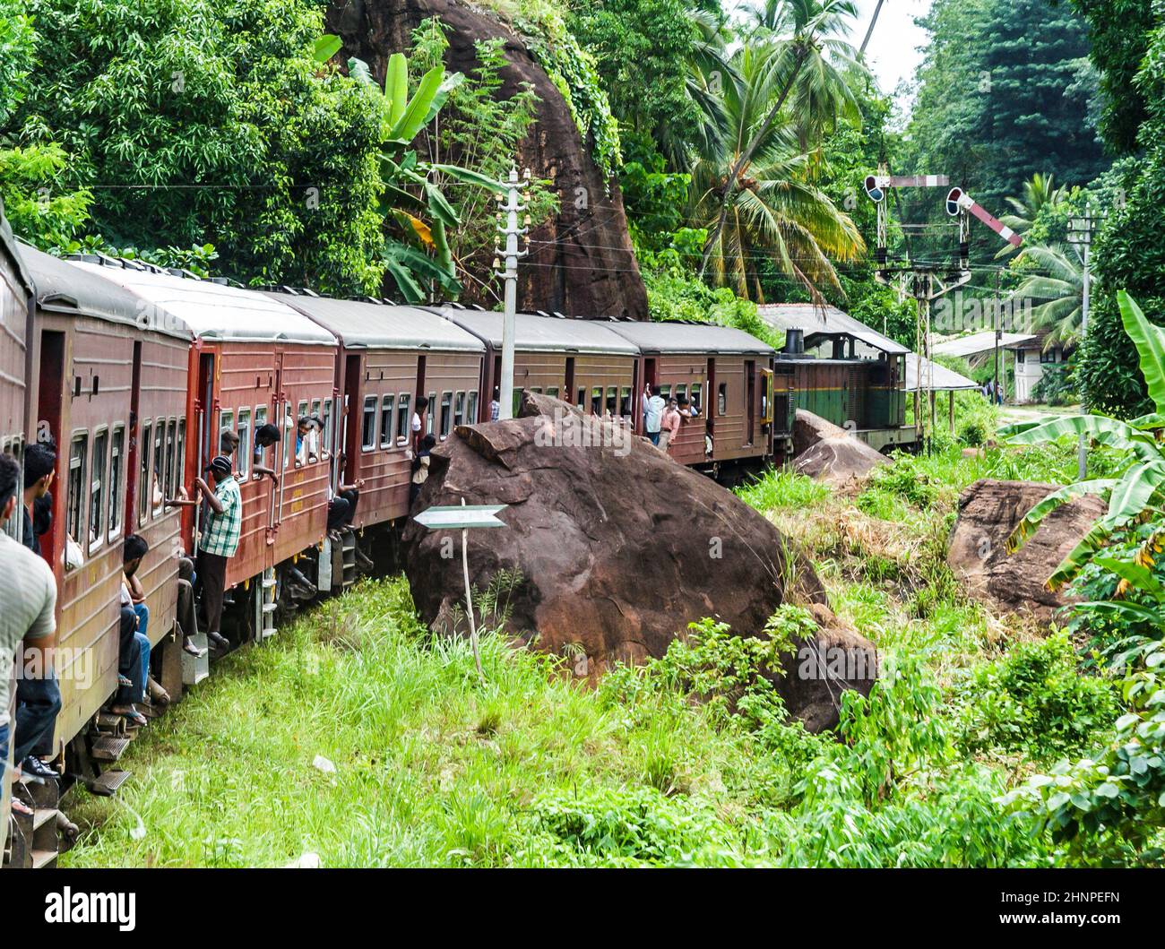 le persone che cavalcano con l'altopiano esprimono la panoramica pista di montagna Foto Stock