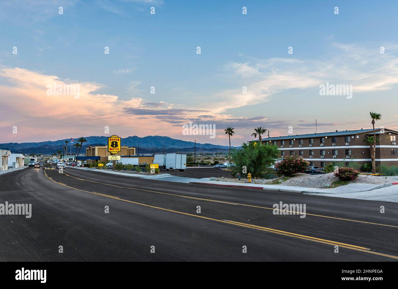 Superstrada al limite della città del lago Havasu in serata Foto Stock