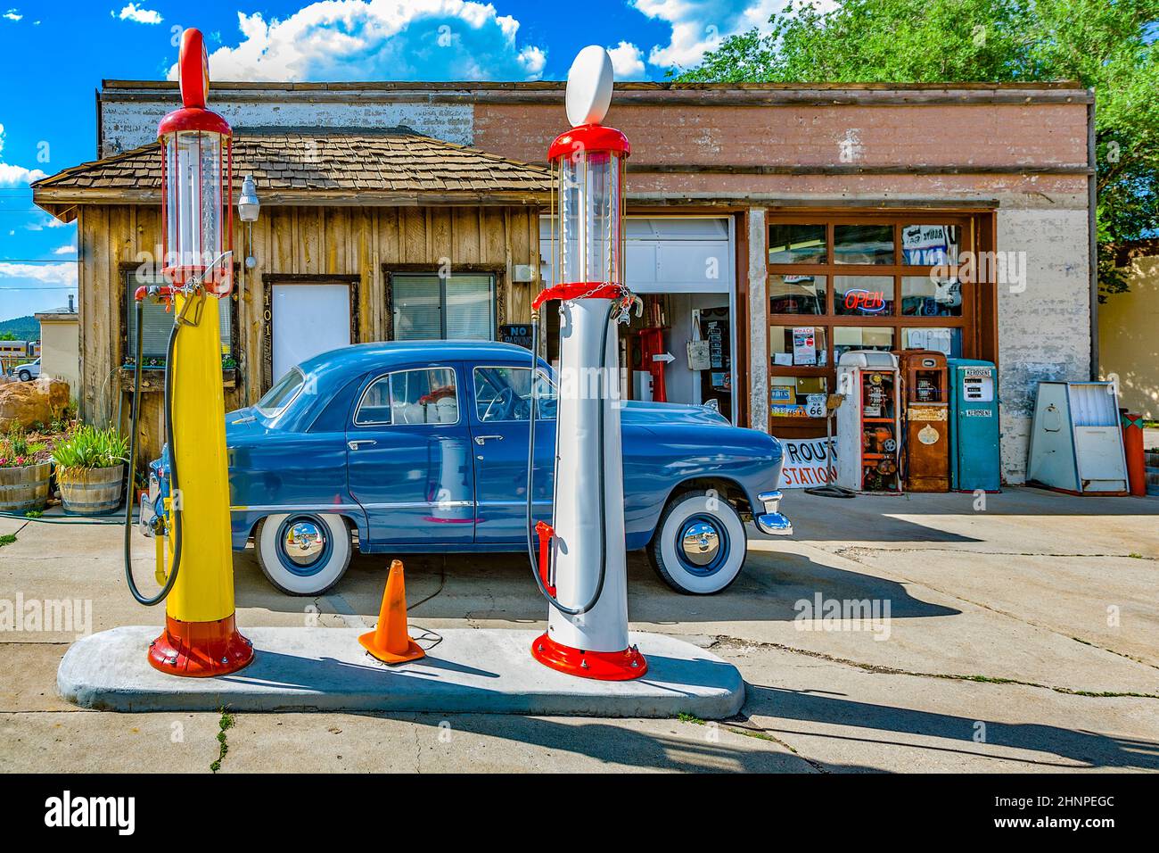 Vecchia stazione di rifornimento retrò in Williams con auto da collezione Foto Stock