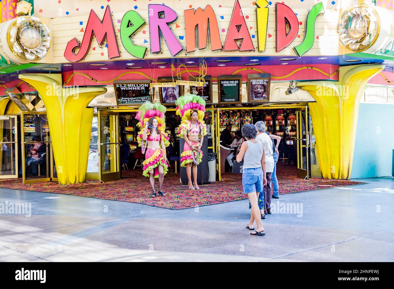 Le ragazze del bar provano ad ottenere i turisti dall'animazione nel casino in Fremont Street Experience Foto Stock