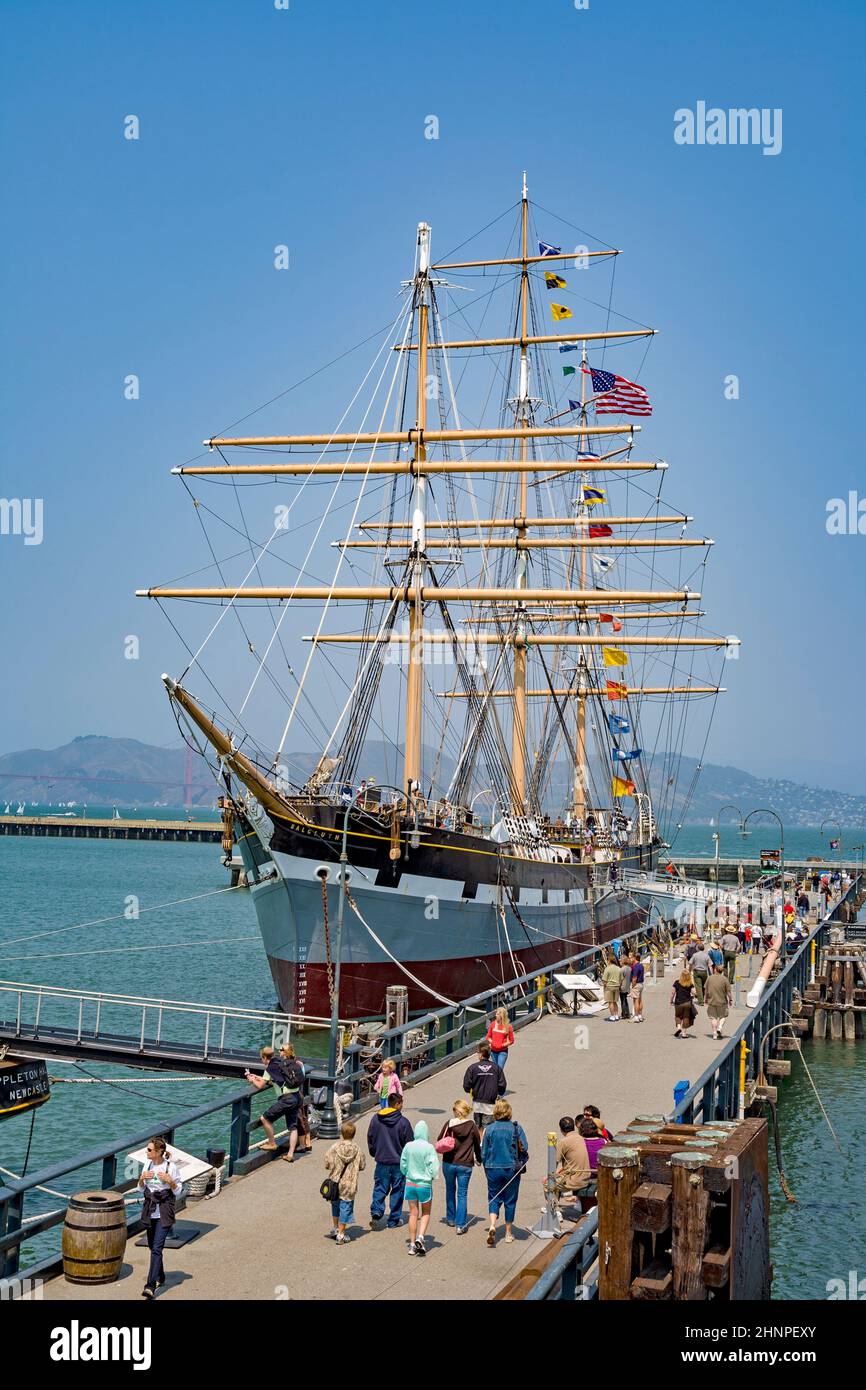 Vista al molo di San Francisco con la nave a vela Vintage 1886 Balcutha al Maritime National Historical Park. Foto Stock