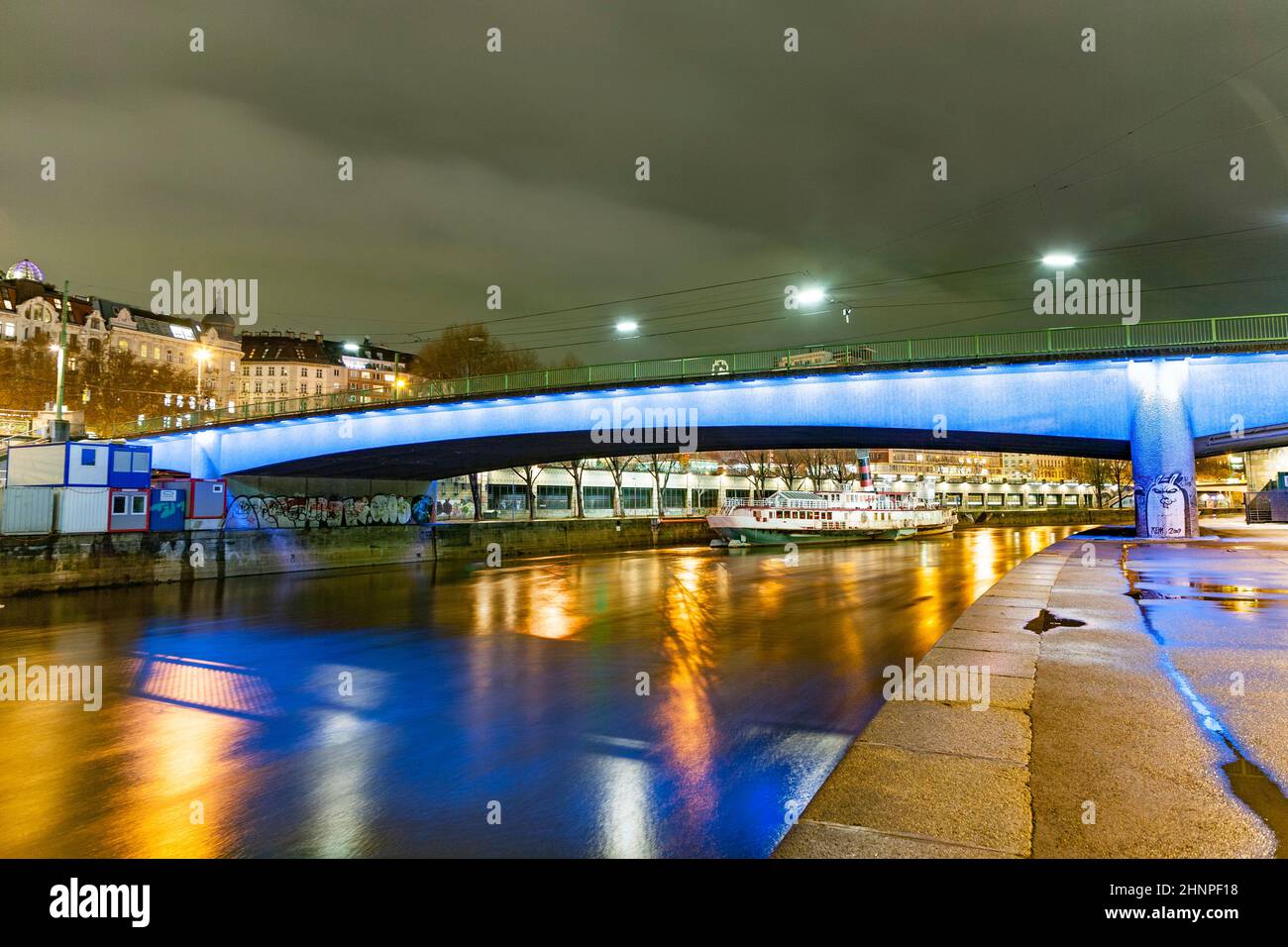 Ponte blu illuminato al donau di Vienna, Austria di notte Foto Stock