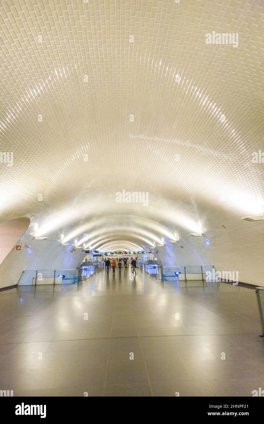 La gente si affrettò nella vecchia stazione della metropolitana di Lisbona per arrivare al treno Foto Stock