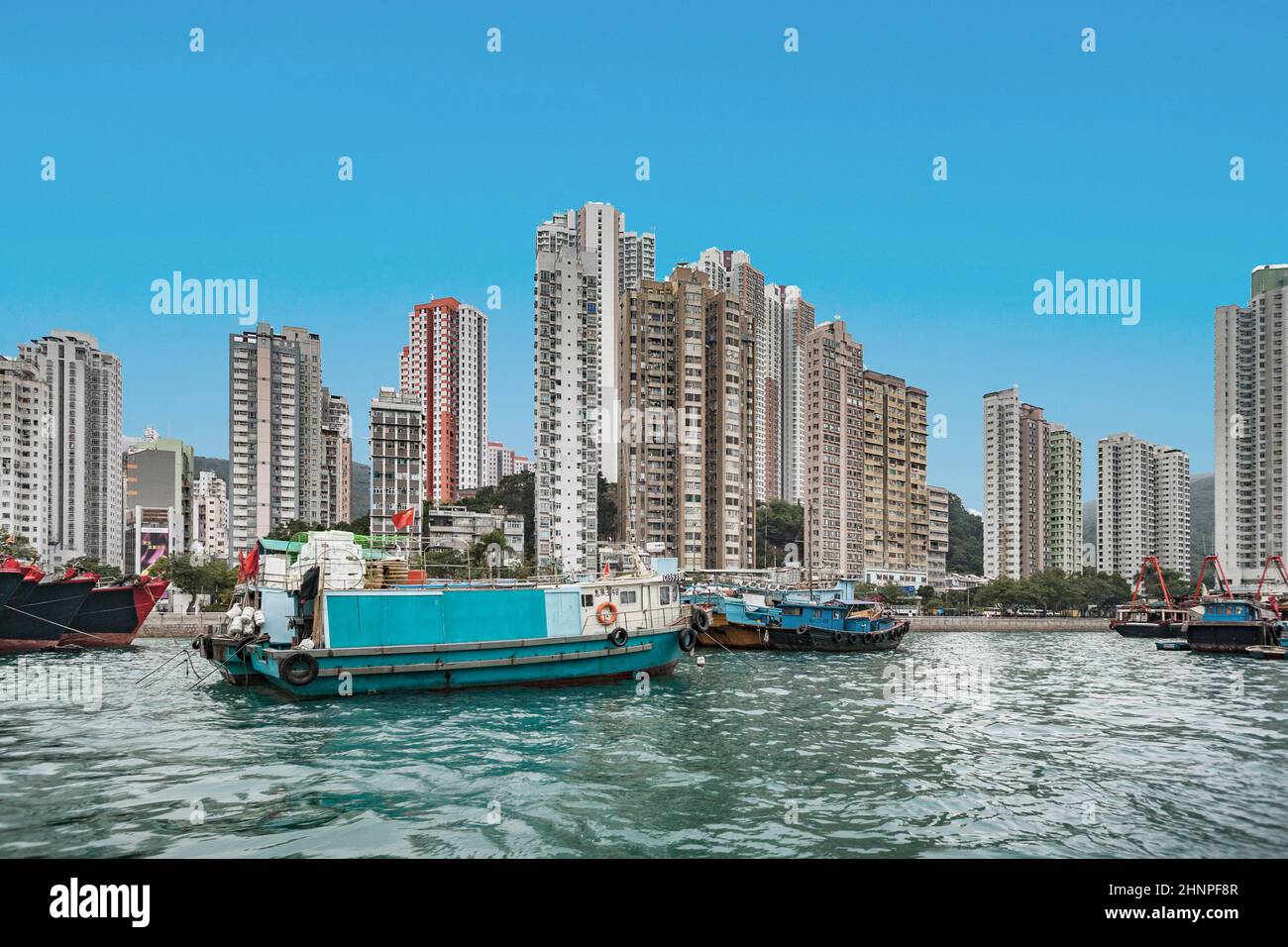 Vista dal porto di Aberdeen al famoso grattacielo sulla collina di Hong Kong. Foto Stock