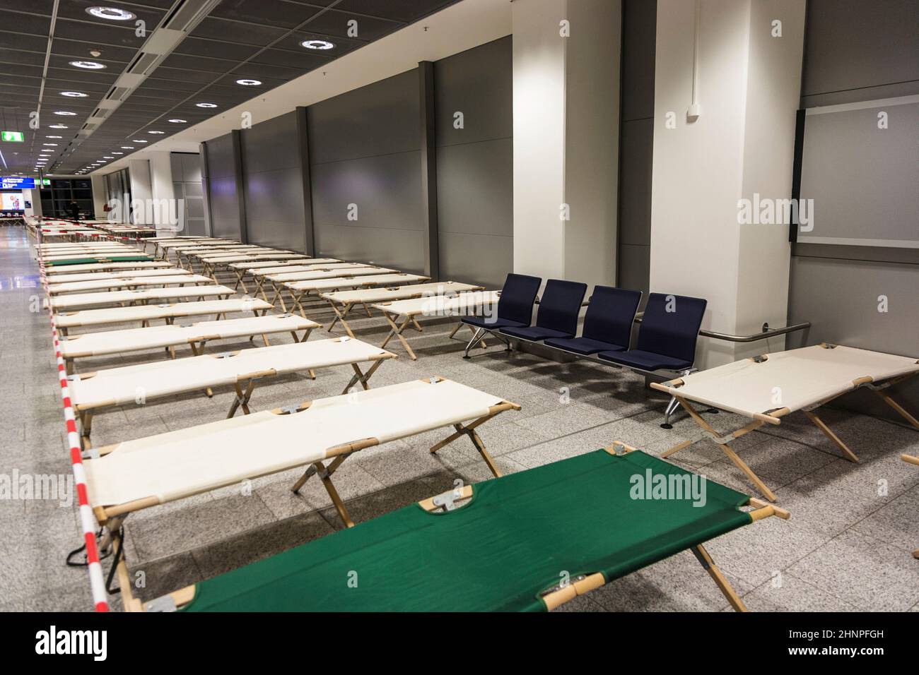 i posti letto vuoti sono in piedi riga per riga nel terminal dell'aeroporto Foto Stock