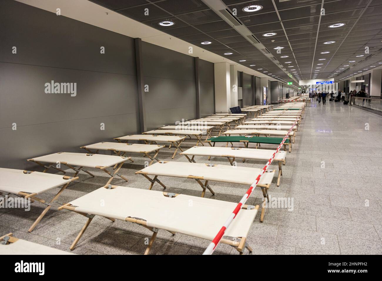 i posti letto vuoti sono in piedi riga per riga nel terminal dell'aeroporto Foto Stock