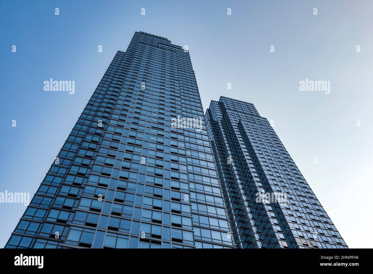 Facciata del grattacielo a New York sotto il cielo blu Foto Stock