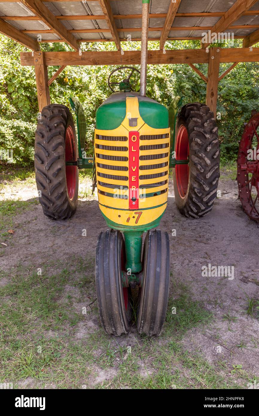 Vecchio trattore storico marchio Oliver in Boone Hall Plantation Foto Stock