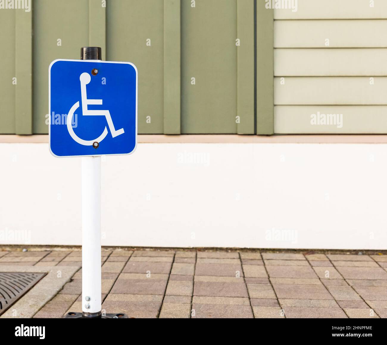 Cartello di parcheggio per disabili per spazio riservato al parcheggio per disabili. Cartello stradale per parcheggio disabili. Foto di strada, nessuno, spazio di copia per t Foto Stock