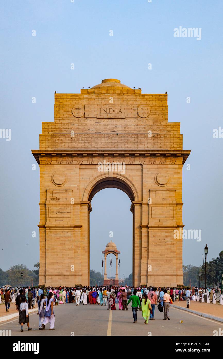 La gente visita il cancello famoso dell'india a Delhi Foto Stock