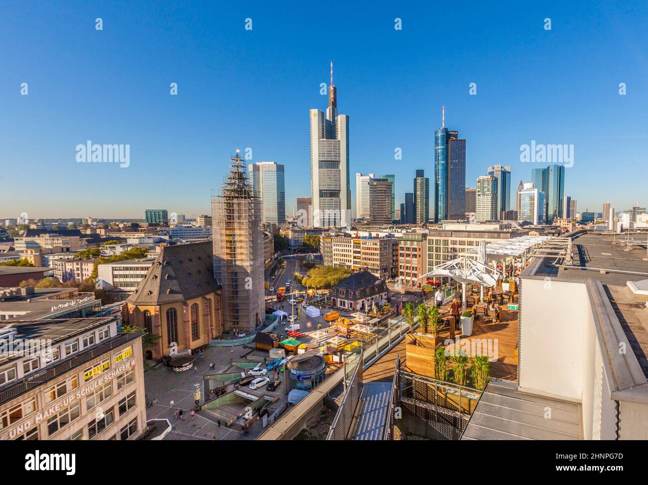 Vista sullo skyline di Francoforte con grattacielo Foto Stock