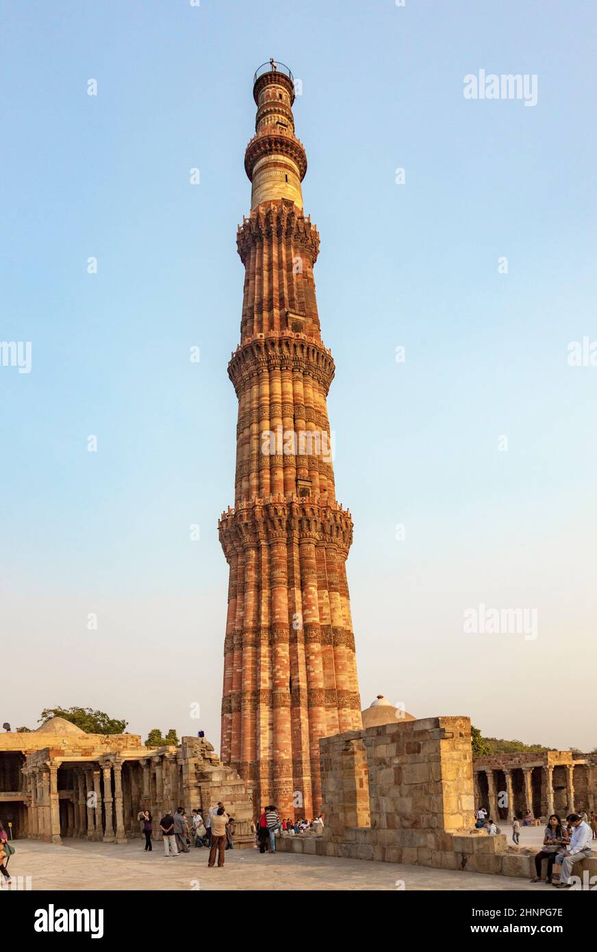 La gente visita Qutb Minar, Delhi, il minareto costruito in mattoni più alto del mondo a 72m Foto Stock