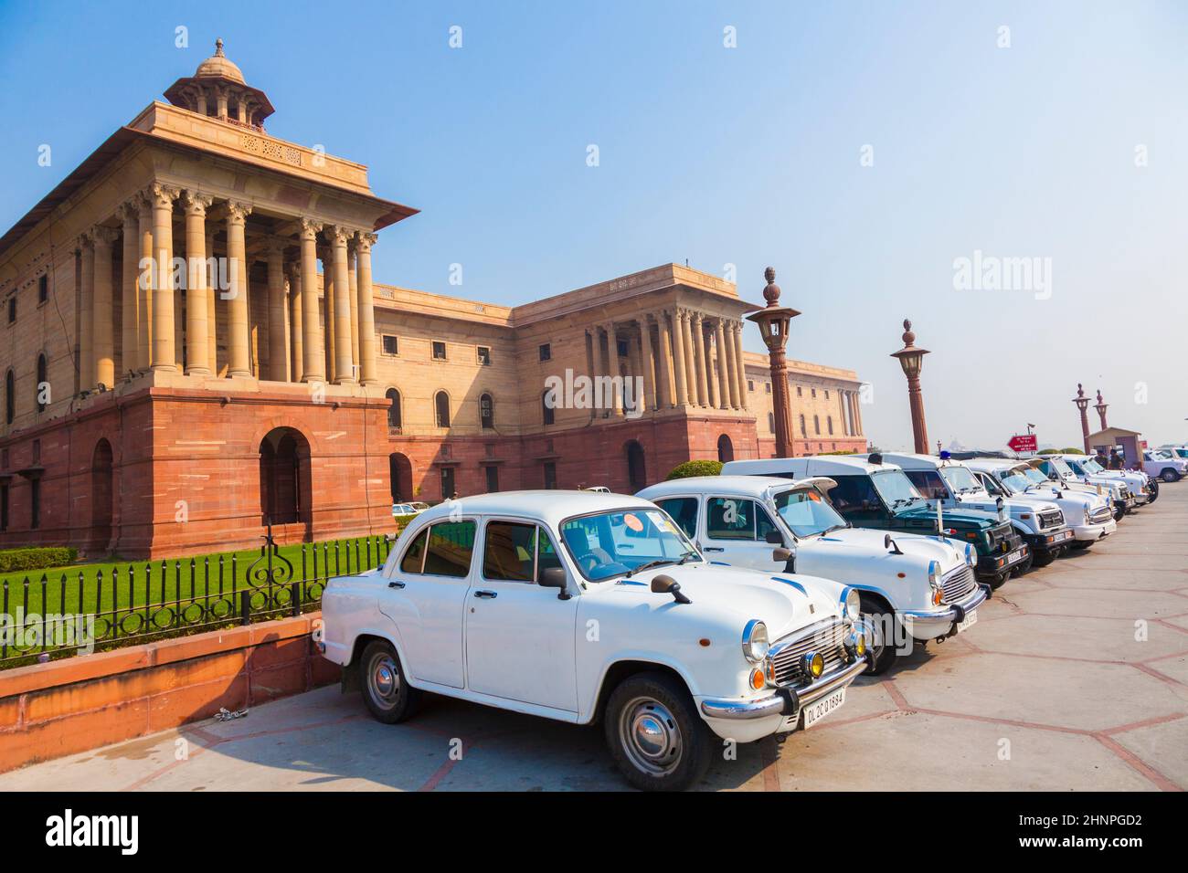 Parcheggio ufficiale Hindustan Ambassador auto fuori blocco Nord, edificio della Segreteria a Delhi, India Foto Stock