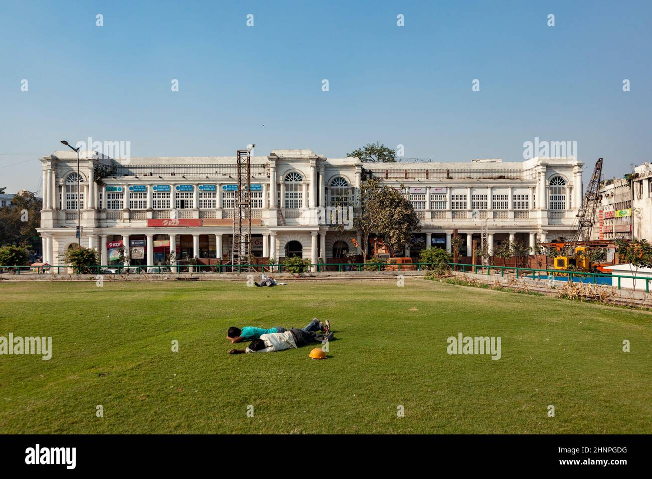 La gente riposa a Connaught Place. È uno dei più grandi centri finanziari, commerciali e d'affari di Delhi, India Foto Stock