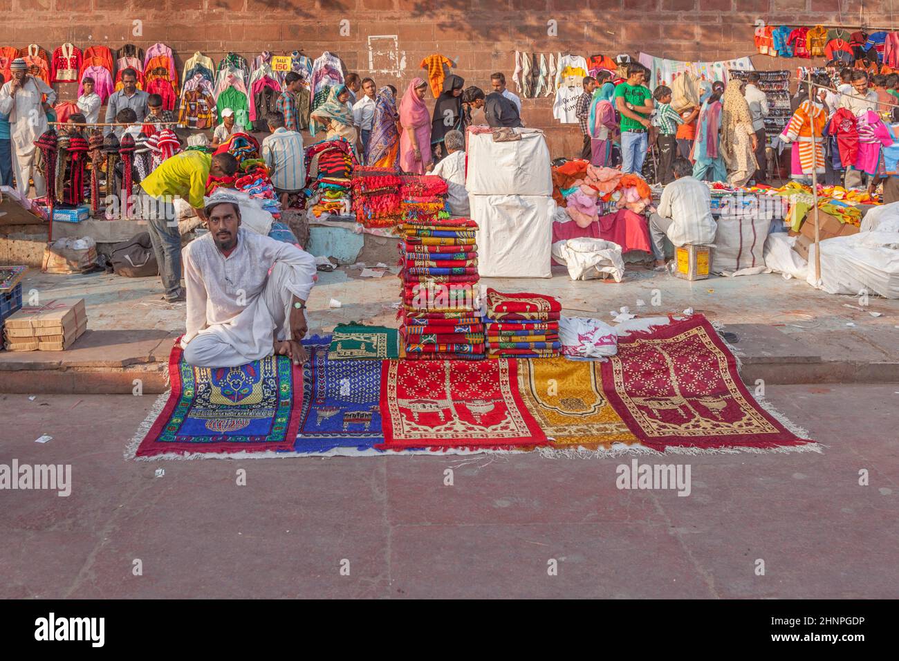 L'uomo musulmano vende tappeti per pregare al mercato centrale Meena Bazaar Foto Stock