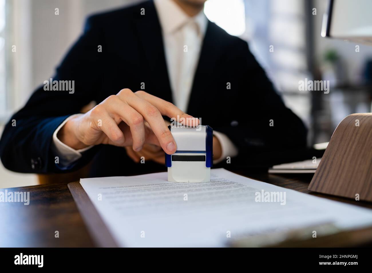 Certificato notarile timbro cartaceo contratto in ufficio Foto Stock