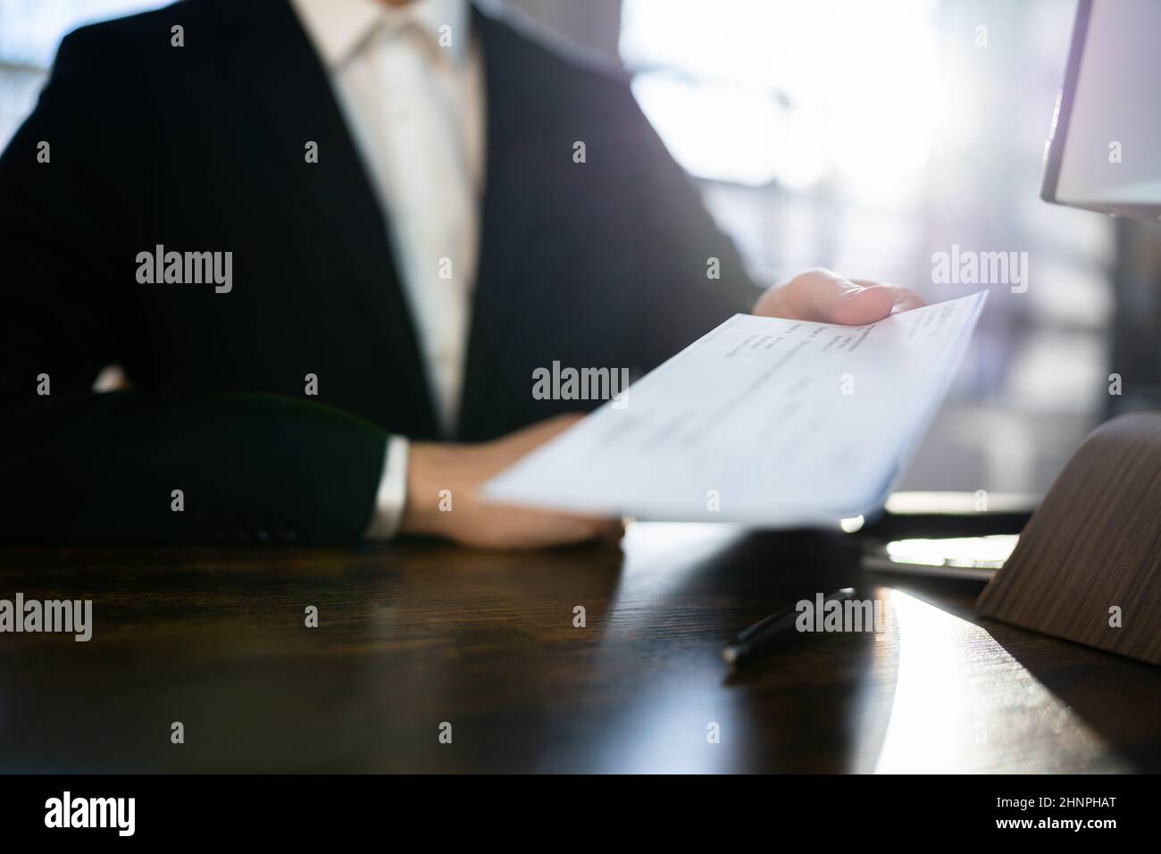 Dare un assegno di paga o un assegno di paga. Pagamento con assegno di affitto Foto Stock