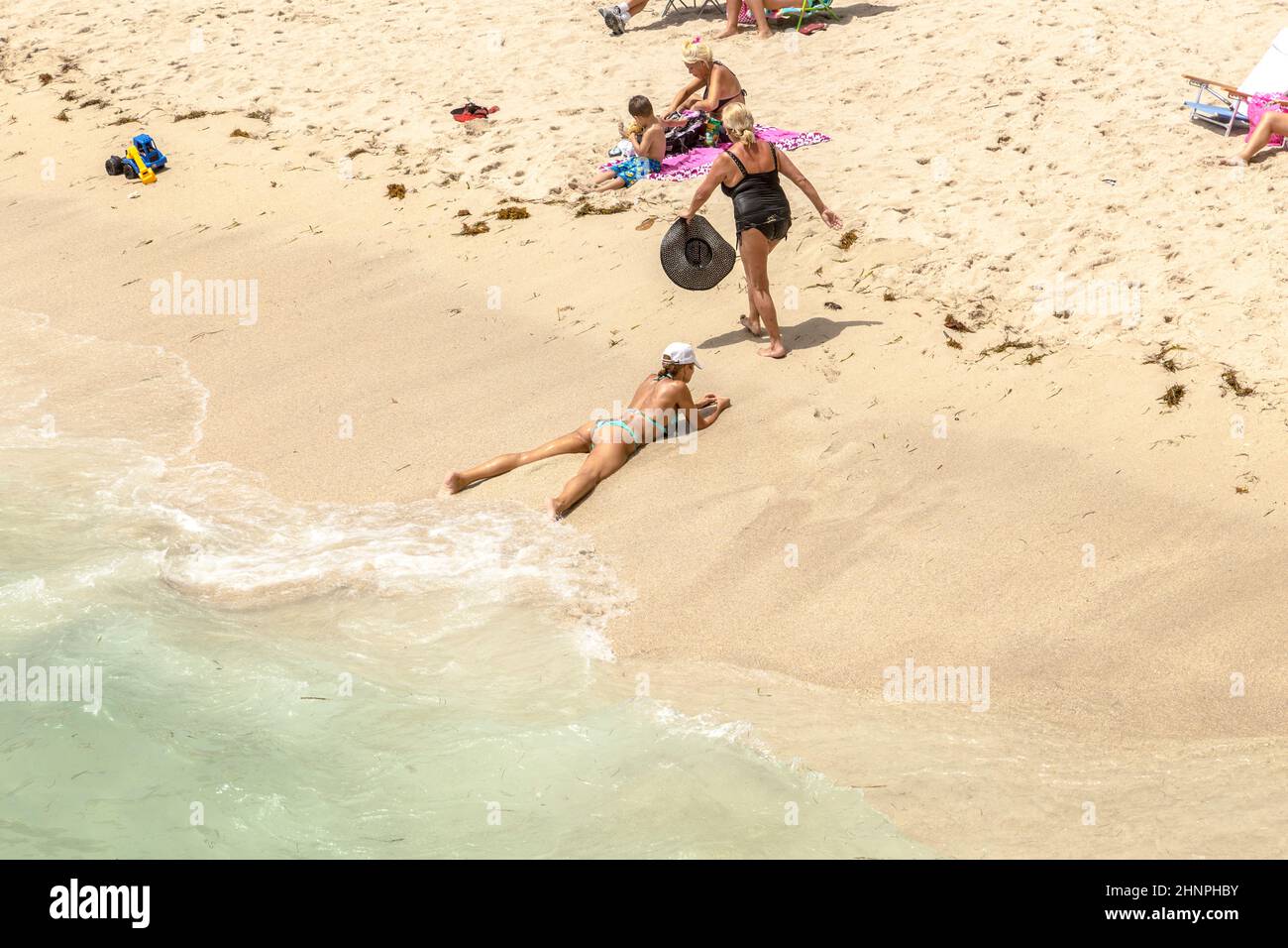 Le persone godono di rilassarsi vicino al molo in Sunny Isles Beach Foto Stock