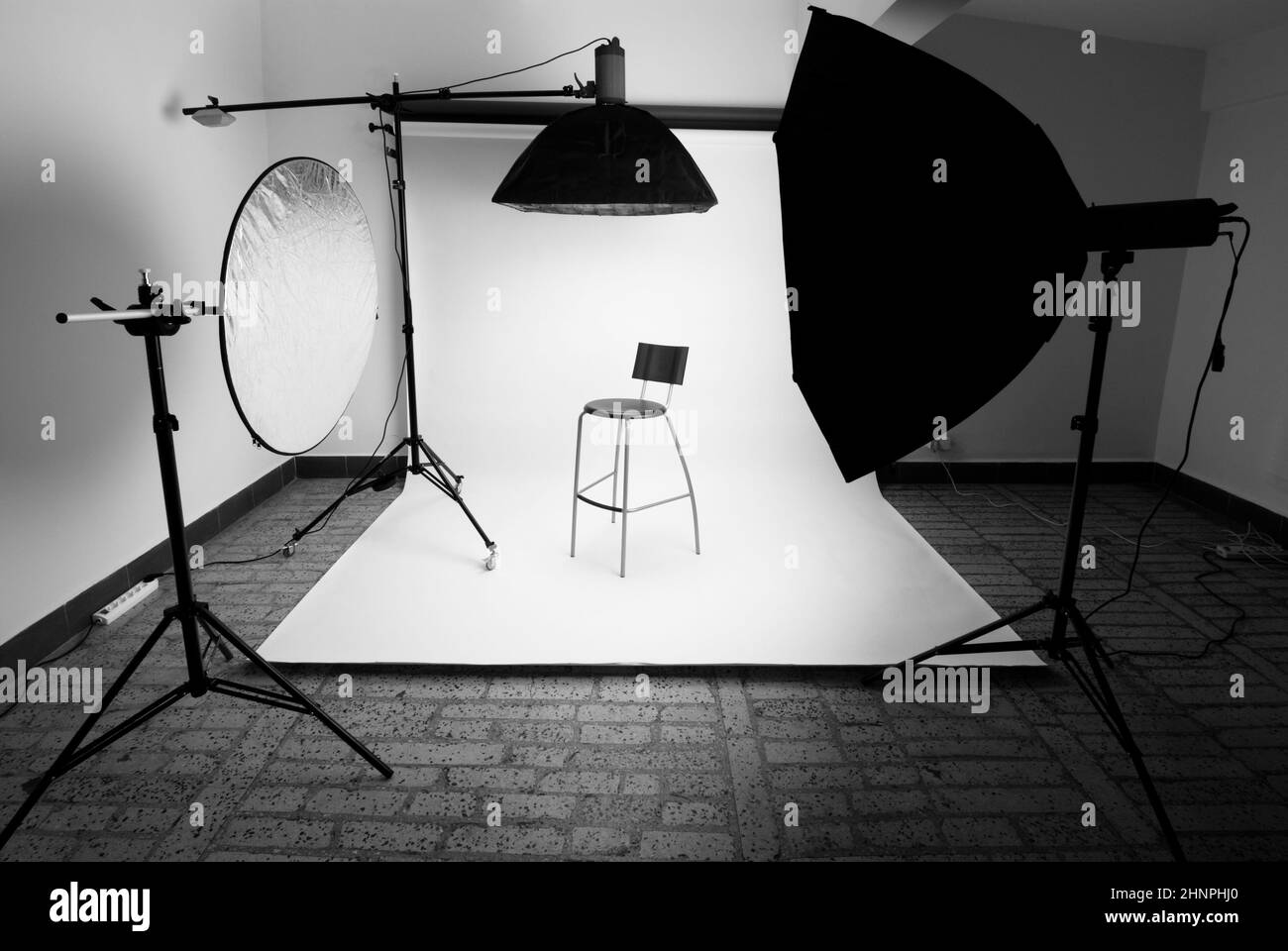 Allestimento studio fotografico con attrezzatura di illuminazione Foto  stock - Alamy