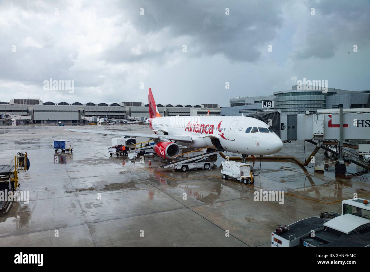 AVIANCA Aircraft pronto per l'imbarco all'aeroporto internazionale di Miami Foto Stock