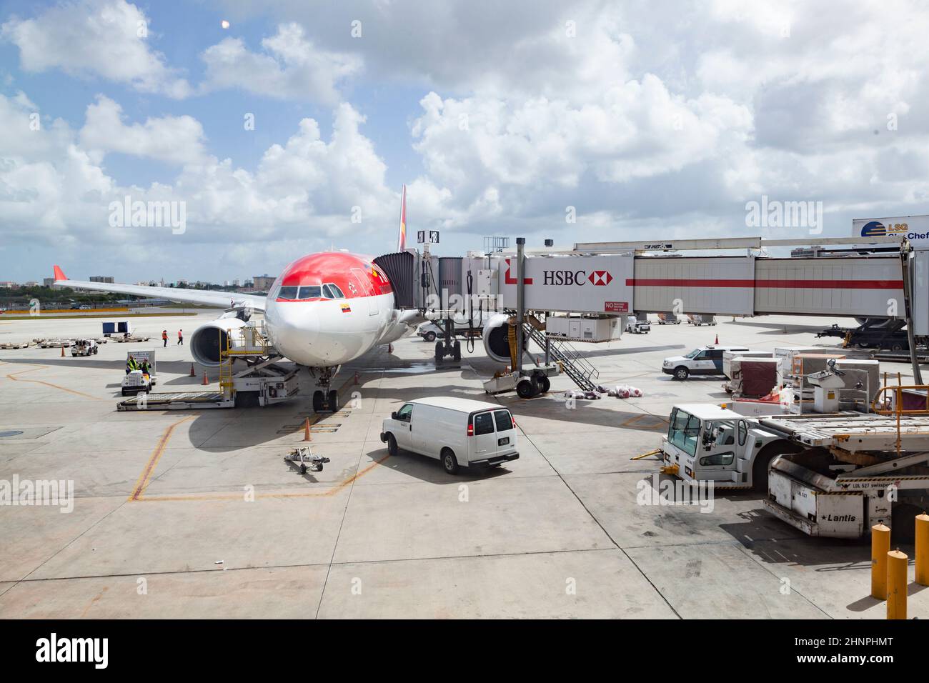 Velivolo boliviano pronto per l'imbarco all'aeroporto internazionale di Miami Foto Stock