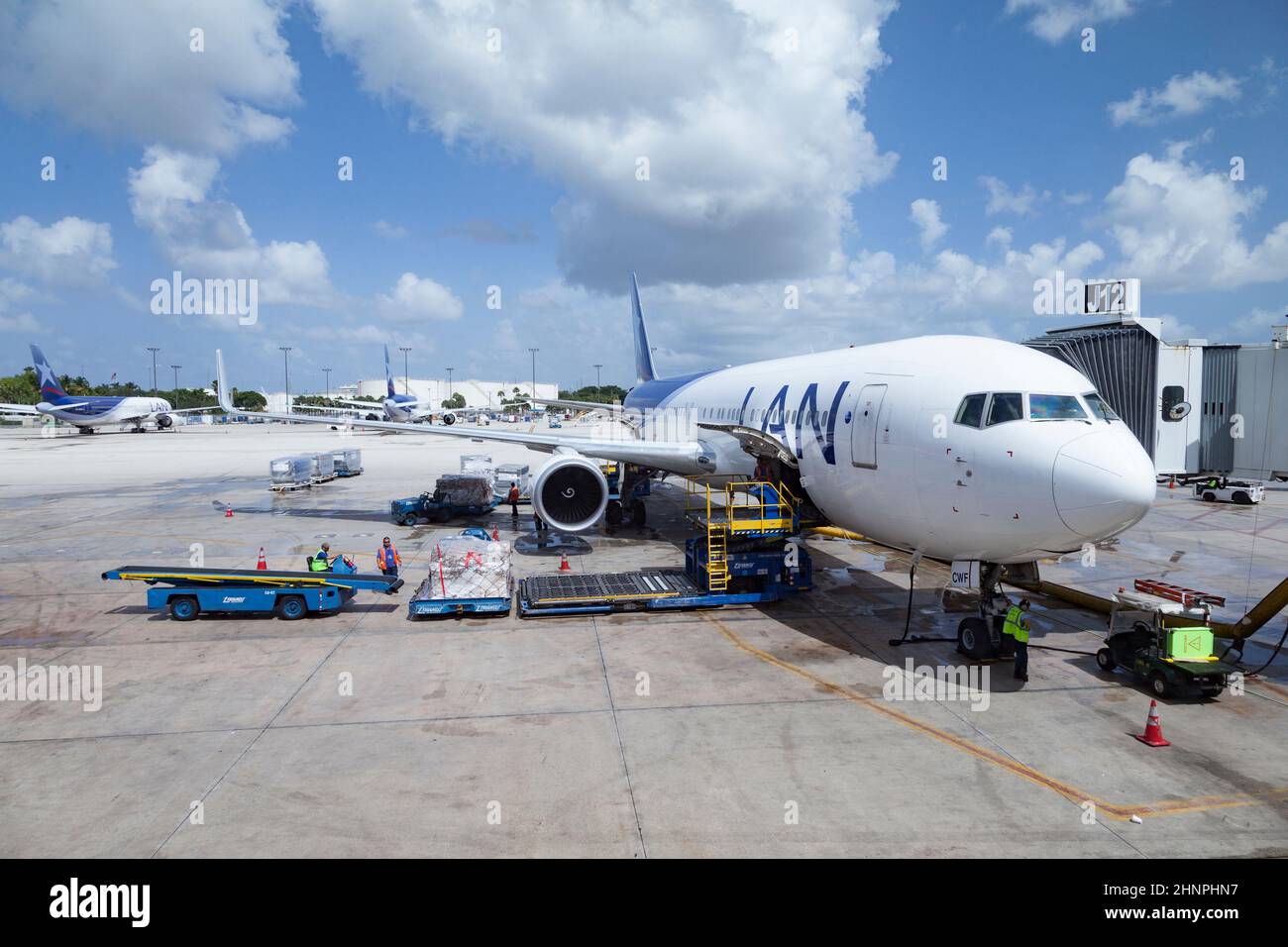 UN aereo cileno pronto per l'imbarco all'aeroporto internazionale di Miami Foto Stock