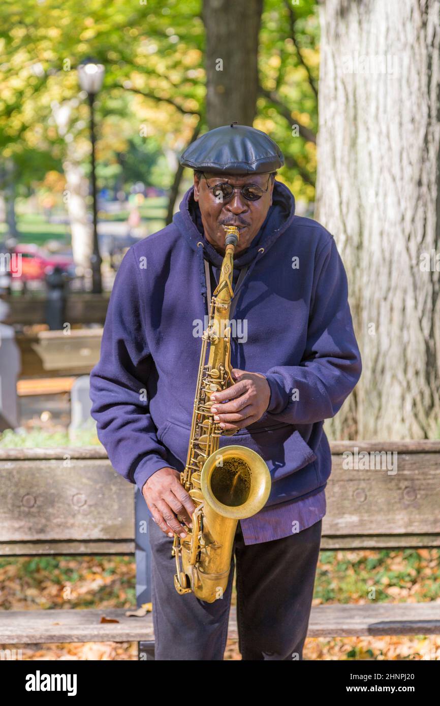 L'uomo suona il sassofono nel Central Park di New York Foto Stock