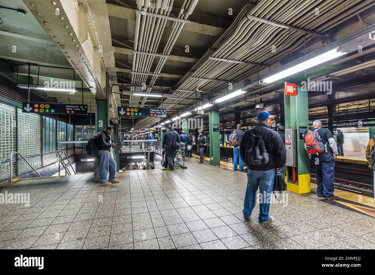 La gente aspetta al centro metropolitana Barclays di New York Foto Stock