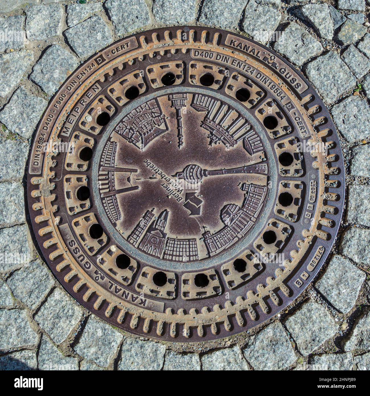 Piatto di ron all'ingresso del sistema fognario con emblema dei punti di riferimento a Berlino Foto Stock