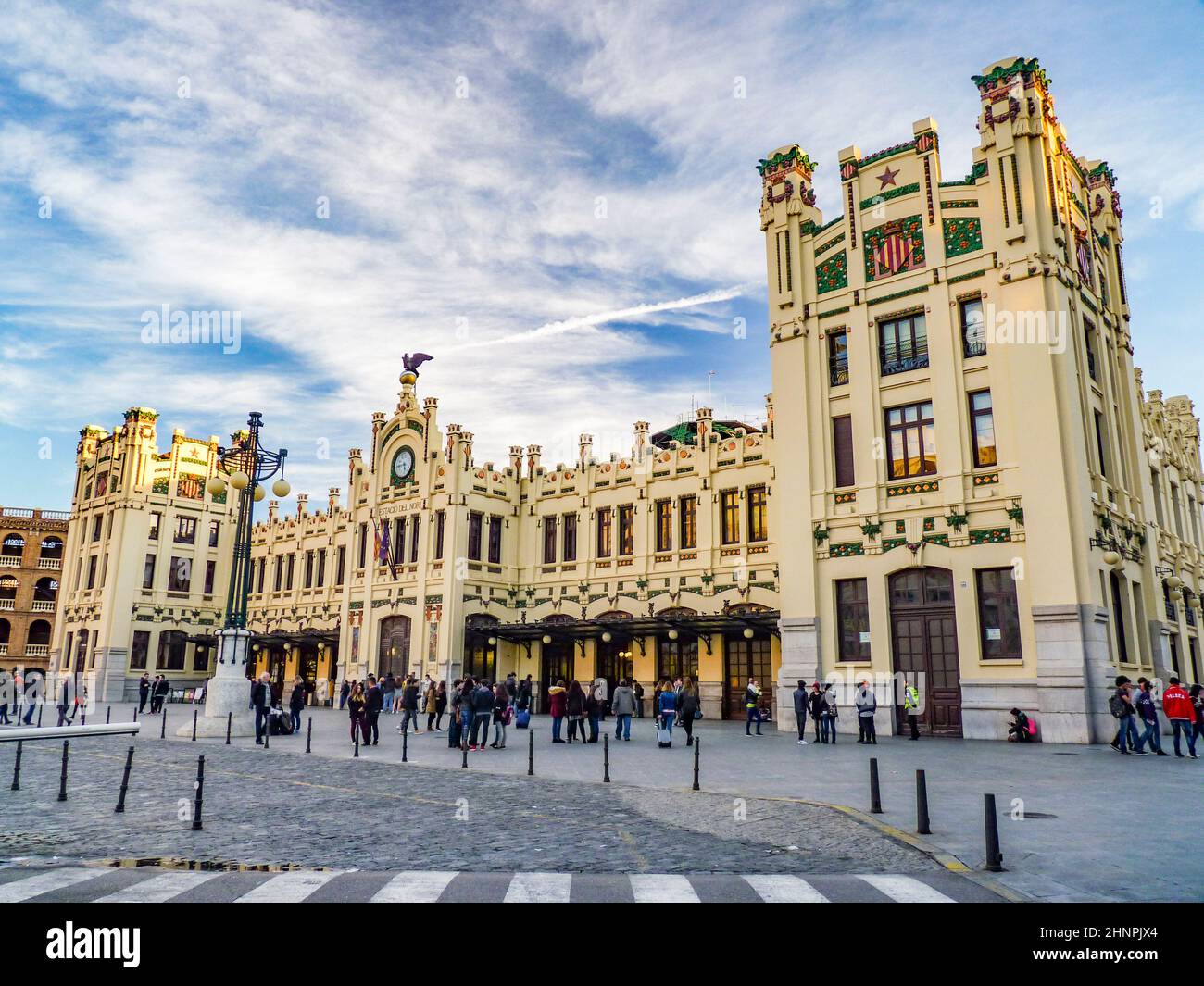 La Stazione Nord (ferrovia principale), costruita nel 1852 in stile Liberty valenciano e l'arena Plaza de Toros accanto ad essa, costruita nel 1859 in stile neoclassico Foto Stock