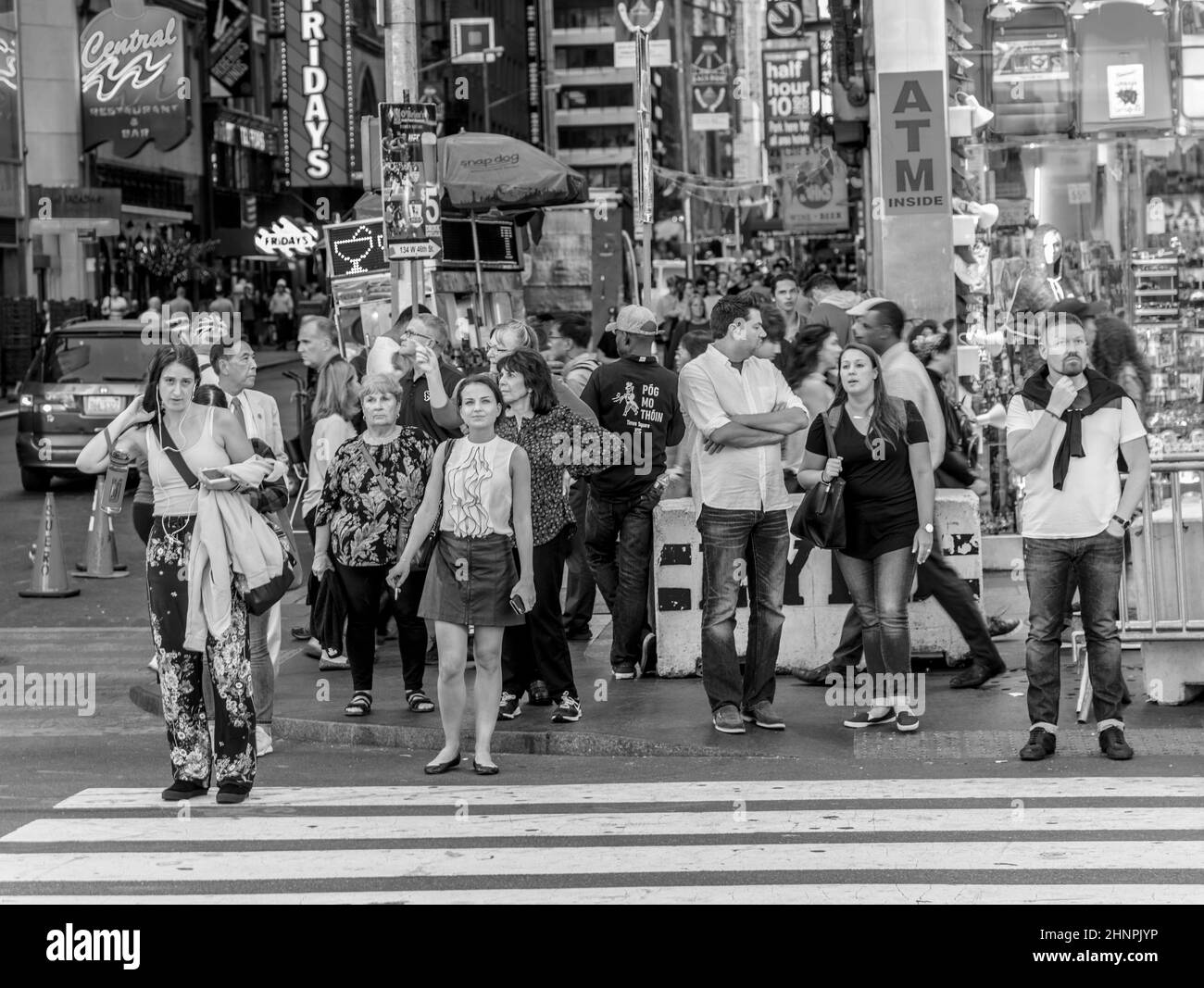 la gente aspetta un passaggio pedonale a times square nel tardo pomeriggio Foto Stock