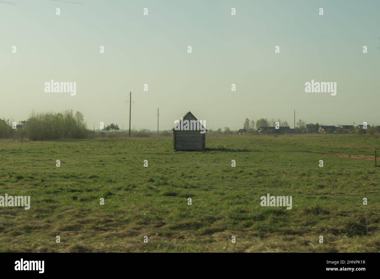 Vecchia casa di legno sulla campagna. Casa in piedi da sola tra il campo Foto Stock