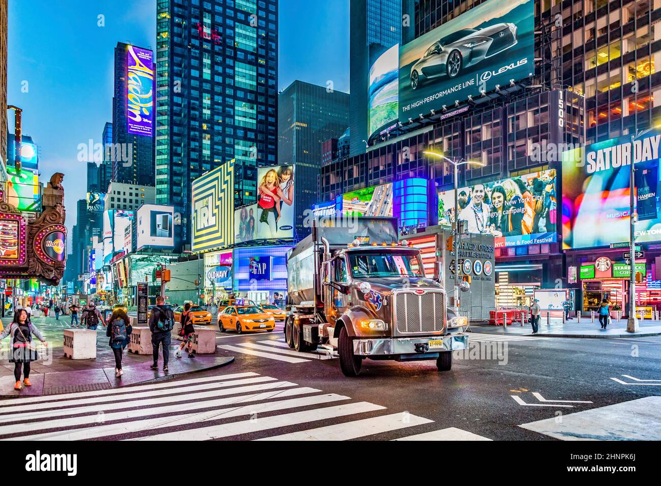 NEW YORK, USA Oct 7, 2017: Pubblicità al neon di notizie, marchi e teatri a Times Square nel tardo pomeriggio. Times Square è un simbolo della vita e del divertimento di New York. Foto Stock