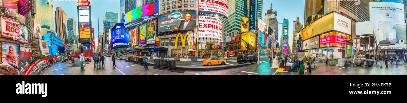 ritratto di times square di mattina presto con la gente che va al lavoro. Times Square è un simbolo della vita e del divertimento di New York Foto Stock