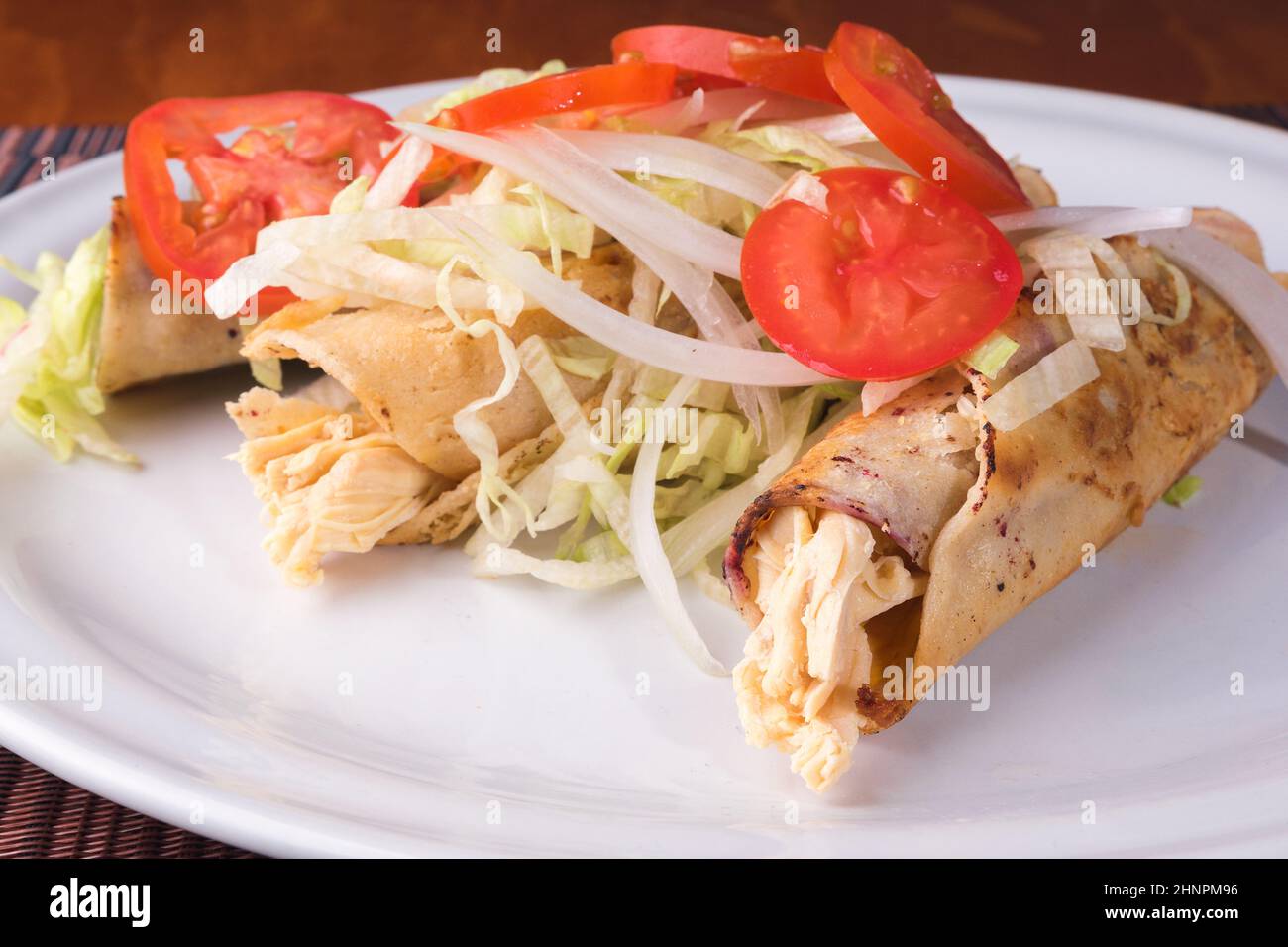 DELIZIOSO CIBO VEGETARIANO CON VERDURE, TORTILLAS, CAROTA, CETRIOLI, POMODORO, CIBO SANO, SENZA CARNE, CROCCHETTE DI SEMI, BROCOLI Foto Stock