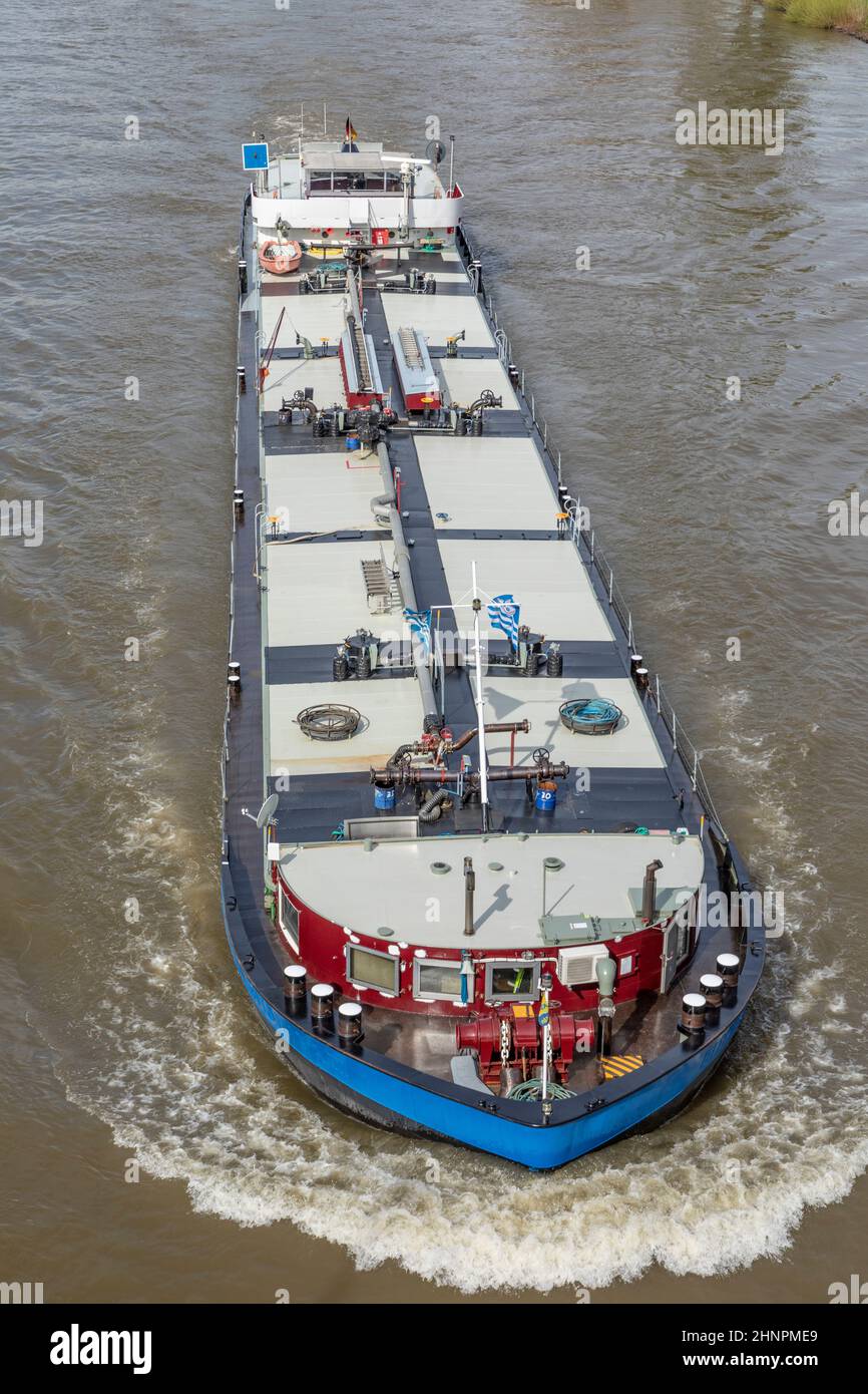 La nave da trasporto sul fiume Reno a Coblenza trasporta merci lungo il Reno Foto Stock