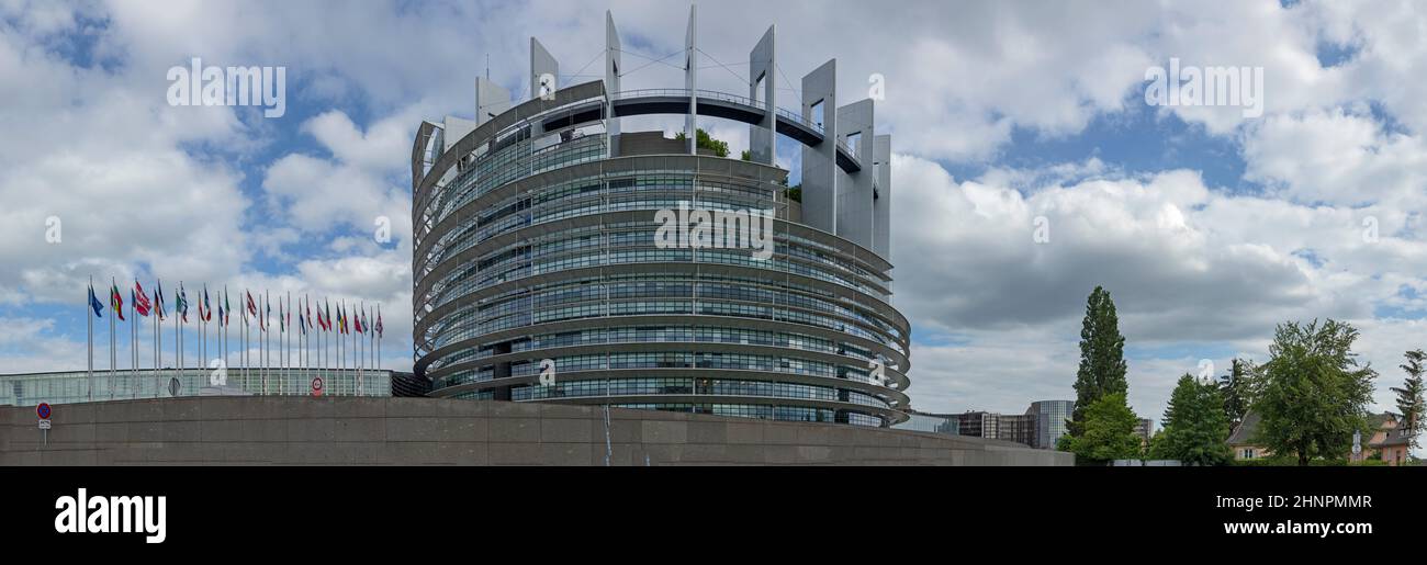 architettura moderna del parlamento europeo con bandiere di membri in francia Foto Stock