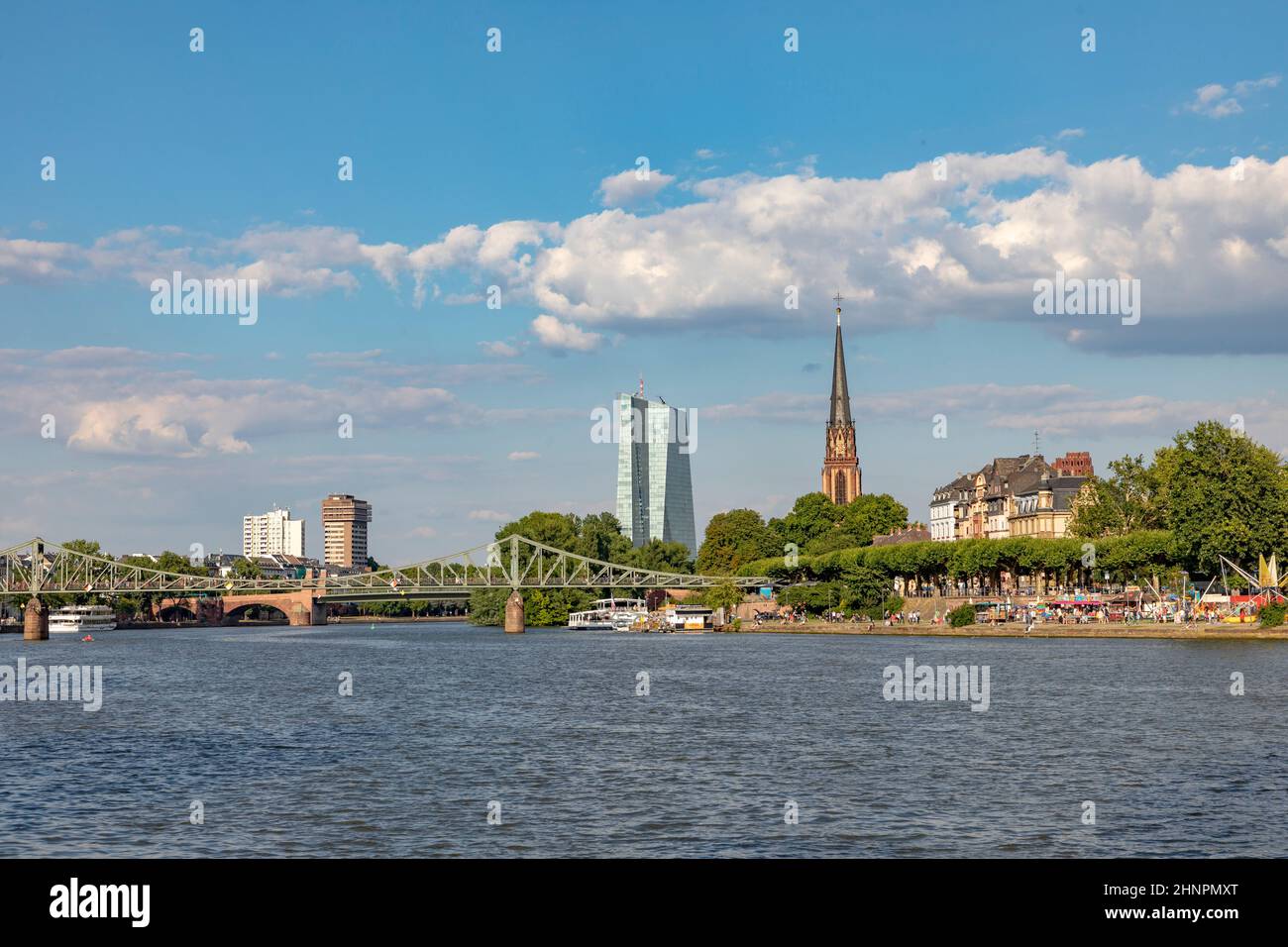 Anorama con il fiume meno della zona museo di Schaumainkai a Sachsenhausen con nuovo edificio della banca centrale europea Foto Stock