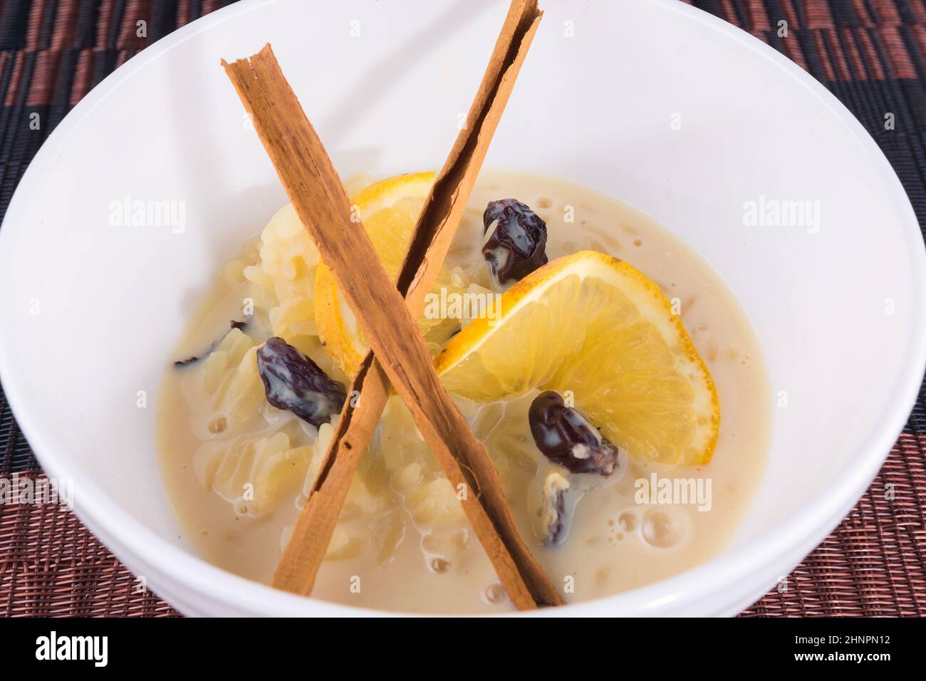 DELIZIOSO CIBO VEGETARIANO CON VERDURE, TORTILLAS, CAROTA, CETRIOLI, POMODORO, CIBO SANO, SENZA CARNE, CROCCHETTE DI SEMI, BROCOLI Foto Stock