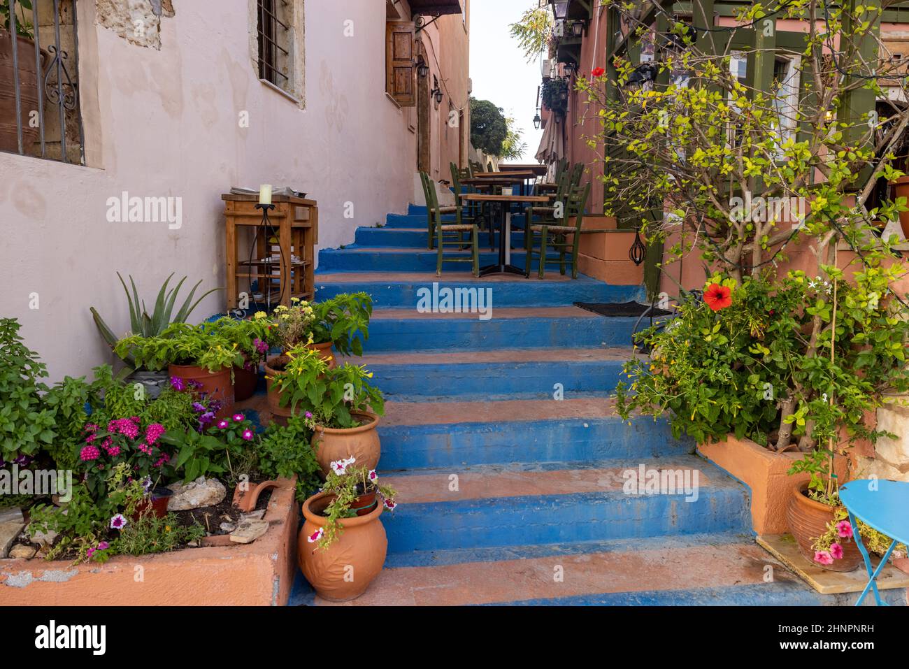 Piccola strada stretta con scale blu nel centro storico di Rethymnon, isola di Creta, Grecia Foto Stock