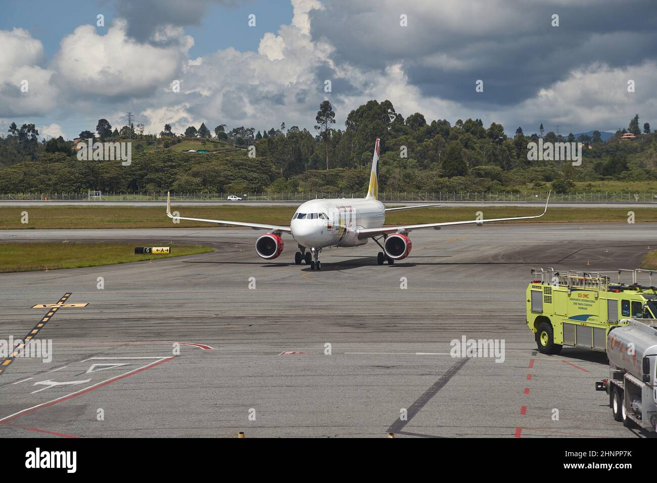 Airplne arrivo all'aeroporto Foto Stock
